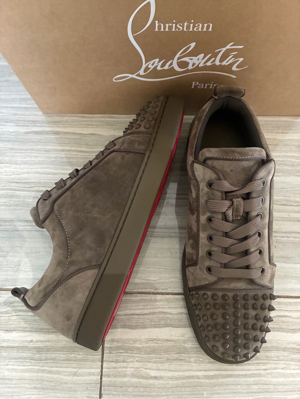 CHRISTIAN LOUBOUTIN LOUIS JUNIOR SPIKES ORLATO TAUPE SUEDE SNEAKERS SZ 43/10 NEW